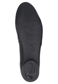 Schwarze Schuhsohle mit strukturierten Blattmustern. Rundes Absatzdesign, glatte Oberfläche mit leichter Struktur an den Seiten. Branding sichtbar.