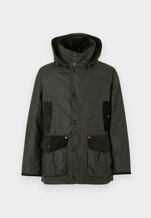 Casaco impermeável verde-oliva com capuz, detalhes em veludo cotelê preto, vários bolsos frontais e fecho de botões. Textura suave.