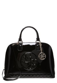 Zwart gepatineerd leren handtas met een afgeronde silhoutte, geperst logo, gequiltte bodem, dubbele handvatten en een afneembare charme aan een ketting.
