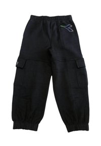 Pantaloni cargo neri in cotone misto, con due tasche laterali, vita elasticizzata e un logo colorato discreto sulla coscia.