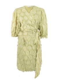 Grünes, strukturiertes Wickelkleid mit kurzen Puffärmeln und V-Ausschnitt, das ein Fransenmuster und einen gebundenen Gürtel in der Taille aufweist.