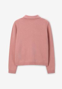 Pull en tricot rose avec un col classique, des manches longues et des bordures côtelées aux poignets et à l'ourlet, présentant une texture lisse et une coupe décontractée.