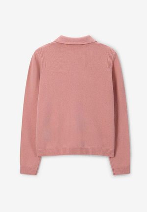 Roze gebreide trui met een klassieke kraag, lange mouwen en ribgebreide manchetten en zoom. De trui heeft een soepele textuur en een relaxte pasvorm.