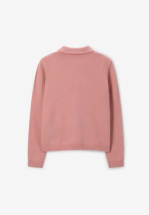 Roze gebreide trui met een klassieke kraag, lange mouwen en ribgebreide manchetten en zoom. De trui heeft een soepele textuur en een relaxte pasvorm.