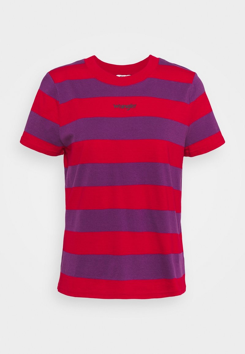 Röd och lila randig t-shirt med korta ärmar, rund hals och en diskret "Wrangler"-logotyp centrerad på bröstet. Slät bomullstextur.