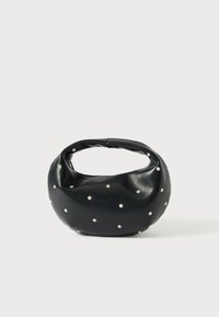 Czarna skórzana torba o zaokrąglonym kształcie, ozdobiona srebrnymi nitami i krótkim uchwytem. Gładka faktura i zapięcie na suwak.