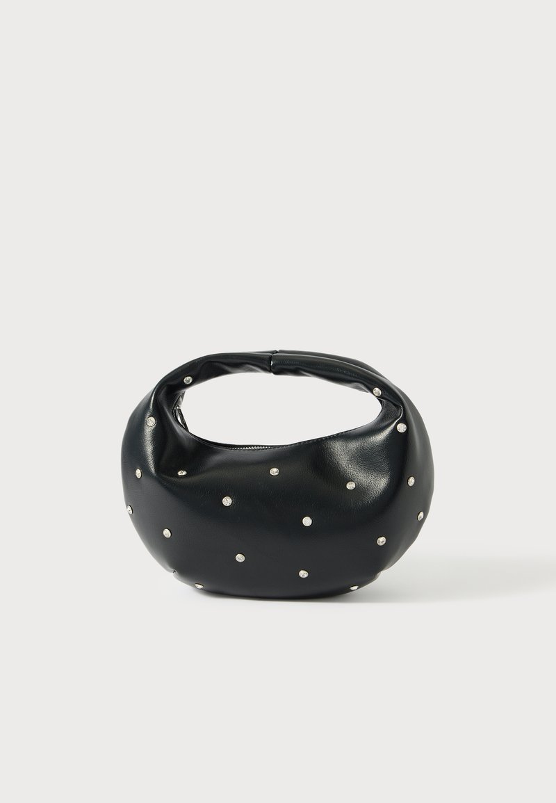 Czarna skórzana torba o zaokrąglonym kształcie, ozdobiona srebrnymi nitami i krótkim uchwytem. Gładka faktura i zapięcie na suwak.