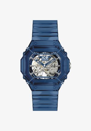 Prozirni plavi ručni sat s vidljivim srebrnim zupčanicima, označen "ice watch", prikazuje kazaljke za sate, minute i sekunde na kvadratnom brojčaniku.