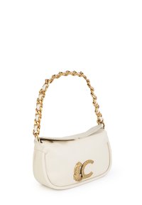 Witte leren handtas met een gouden kettingriem en reliëflogo-accenten. Gladde textuur en gebogen vorm, met een ritssluiting aan de bovenkant.