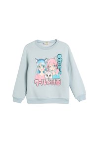 Sudadera azul claro de manga larga, con un estampado gráfico de dos personajes con orejas de animal y un gato, en colores pastel.