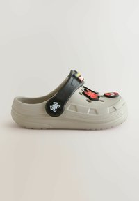 Helle graue Clogs mit einem schwarzen Riemen, verziert mit dekorativen Silikonpins in Rot und Schwarz sowie auffälligen Belüftungsöffnungen oben.
