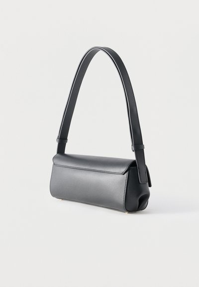 Μαύρο δερμάτινο τσαντάκι ώμου με μακριά ρυθμιζόμενη λουρίδα, ορθογώνιο σχήμα και κούμπωμα με καπάκι, εμφανίζεται σε λευκό φόντο.