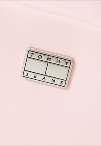 Tommy Jeans AMERICAN COOL TRUNK - Handtas - pink