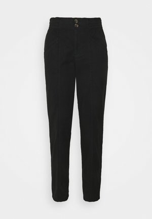 Pantalones negros de talle alto con piernas cónicas, dos bolsillos delanteros y dos botones en la pretina.