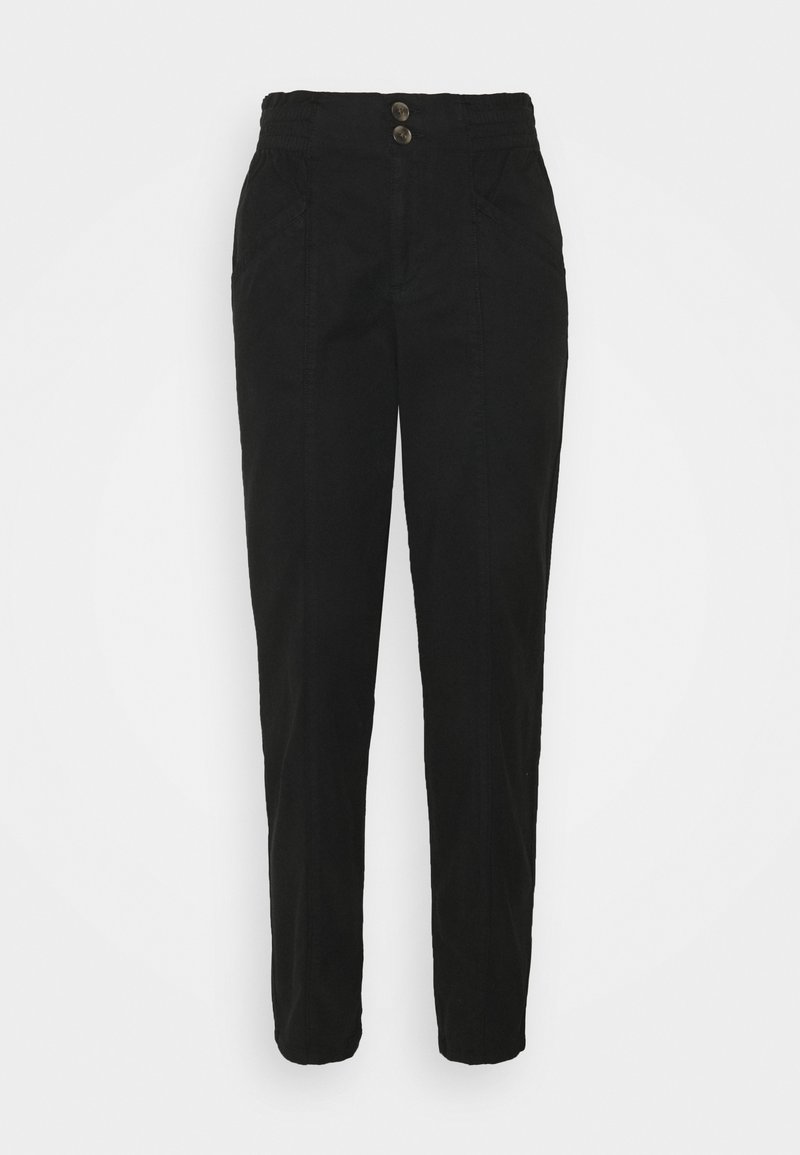 Mustat korkeavyötäröiset housut, joissa kapenevat lahkeet, kaksi etutaskua ja kaksi nappia vyötäröllä.