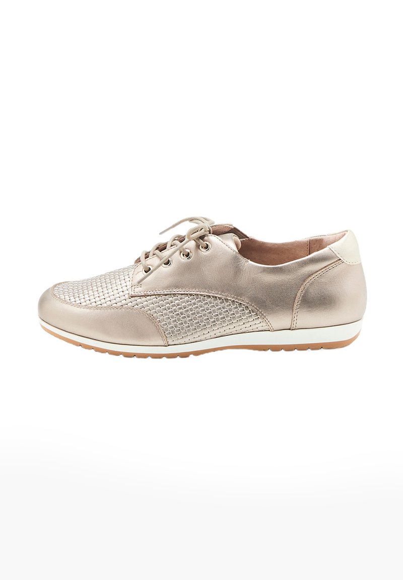 Scarpe stringate in beige metallico con pannelli in rete intrecciata, dettagli in pelle liscia, colletto imbottito e suola in gomma.