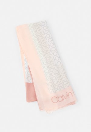 Écharpe rectangulaire pliée avec des sections rose clair, blanc et gris, présentant un motif répété "CK" et le texte "Calvin" en rose.