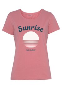 Camiseta de algodón rosa con cuello redondo, mangas cortas y un diseño gráfico de un sol con el texto "Amanecer" y una cita debajo.
