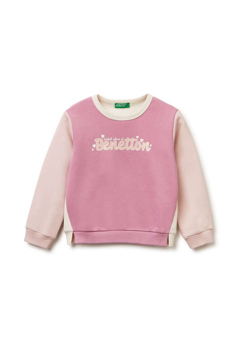 Růžová mikina se krémovými akcenty, s kulatým výstřihem a dlouhými rukávy. Na přední straně je nápis "United Colors of Benetton."