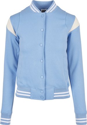 Helles blauer Collegejacke mit Knopfverschluss, weißen Schulterakzenten, geripptem Saum und Bündchen mit weißen Streifen. weiche Stofftextur.