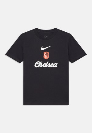 Musta puuvillainen T-paita, jossa on valkoinen Nike-logo ja punainen Chelsea FC -logo leijonasymbolilla, lyhyet hihat ja pyöreä kaula-aukko.