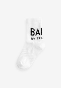 Valkoinen puuvillasukka, jossa on ribboitu pinta, musta "BAI" -logo ja "BY TED" -teksti, sekäCrew-pituinen muotoilu. Pehmeä, kevyt materiaali.