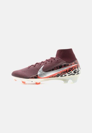 Burgundiškos spalvos Nike futbolo bateliai su aukštu aulo apykakle, sidabriniu Swoosh logotipu ir oranžiniais bei leopardinio rašto akcentais ant baltos pado su smeigtukais.