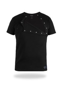 Sort kortærmet t-shirt med trykknapdesign, som har rund halsudskæring og glat stof. Indeholder teksten "Far, det er din tur" indeni.