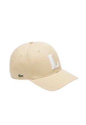 Gorra de béisbol beige con una letra "L" blanca bordada en la parte frontal y un pequeño logo de cocodrilo verde en el lateral.