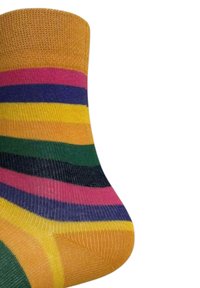 Calcetín a rayas multicolor con franjas amarillas, verdes, rosas, moradas y negras. Hecho de un tejido texturizado con diseño acanalado.
