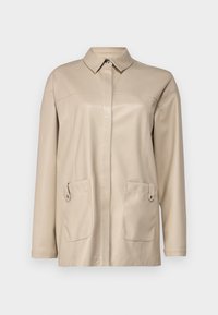 Beige leren jack met een kraaghalslijn, sluiting met knopen aan de voorkant en twee zijkleppen met drukknoopsluiting; gladde textuur en getailleerde pasvorm.
