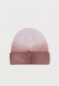 Ψευδός γούνινο σκουφάκι με σχεδιασμό όμπρε που μεταβαίνει από ανοιχτό ροζ σε σκούρο μοβ, διαθέτοντας διπλωμένο στρίφωμα για επιπλέον υφή.