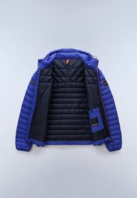 Modrá péřová bunda s prošívaným designem a kapucí. Má tmavý interiér, žebrované manžety a vnější kapsu s černými detaily.
