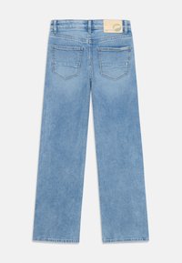 Heledad sinised laiade jalgadega teksad, puuvillane denimmaterjal, viie tasku disain, kõrge vöökoht ja silt taga vöökoha ääres.