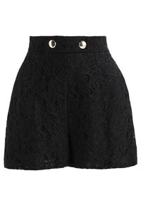 Černé krajkové šortky s vysokým pasem, zdobené dvěma stříbrnými knoflíky vpředu, s květinovým krajkovým vzorem a hladkou texturou.