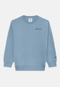 Sweatshirt bleu clair en tissu doux, avec un col rond, des manches raglan et un logo "Champion" noir sur la poitrine et la manche.