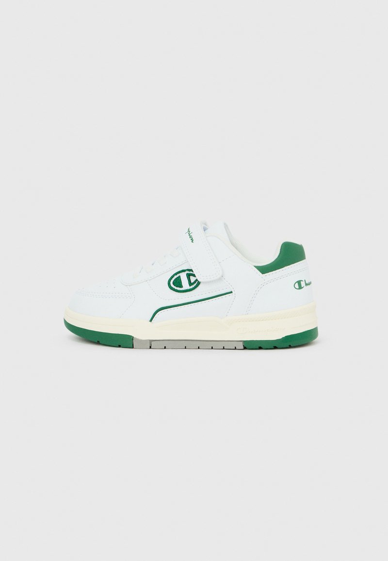 Fehér és zöld, alacsony szárú tornacipő tépőzáras pánttal, Champion logóval az oldalon és a sarkon, valamint texturált gumitalppal.