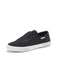 Schwarzer Leinenschuh im Slip-On-Design mit sechs Ösen, weißer Gummisohle und gerippter Textur auf der Sohle für besseren Halt.