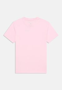Kortermet t-skjorte i lys rosa, rund hals-design, laget av myk stoff, ingen synlige logoer eller mønstre, rett nederkant.