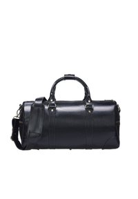 Czarna skórzana torba podróżna z okrągłymi uchwytami, odpinanym paskiem na ramię, złotymi detalami i gładką teksturą. Posiada kieszenie na zamek i boczne.