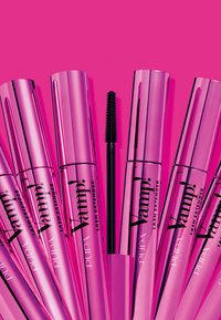 Mascara Vamp! Lash Extender in tubi rosa, con marchio in rilievo nero. Dotato di un applicatore nero con setole rigate.