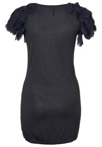 Abito nero con tessuto testurizzato e dettagli in chiffon a strati sulle spalle. Maniche corte e design aderente, retro semplice senza decorazioni.