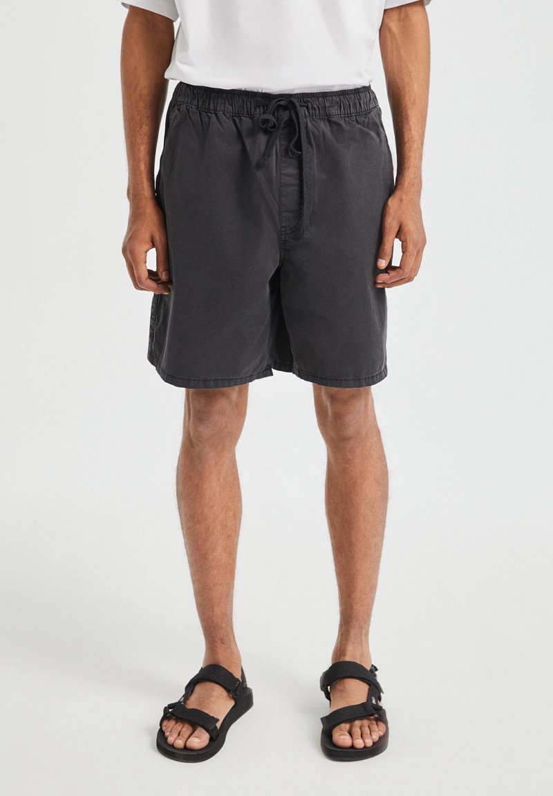 Shorts noirs en tissu léger, dotés d'une taille élastique avec un cordon de serrage, coupe droite et poches latérales.