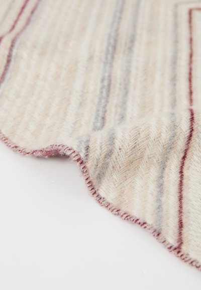 Pătură din lână cu un bază texturată, crem, prezentând un model de tip herringbone în dungi gri deschis și burgundie pe margine.