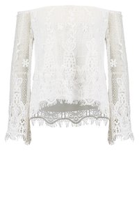 Top bianco in pizzo off-the-shoulder con maniche lunghe, caratterizzato da motivi floreali e un orlo smerlato, che mette in risalto dettagli e texture intricati.