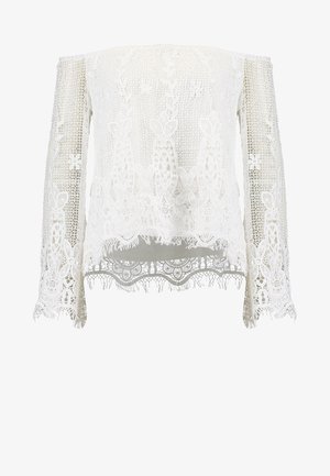 Top bianco in pizzo off-the-shoulder con maniche lunghe, caratterizzato da motivi floreali e un orlo smerlato, che mette in risalto dettagli e texture intricati.