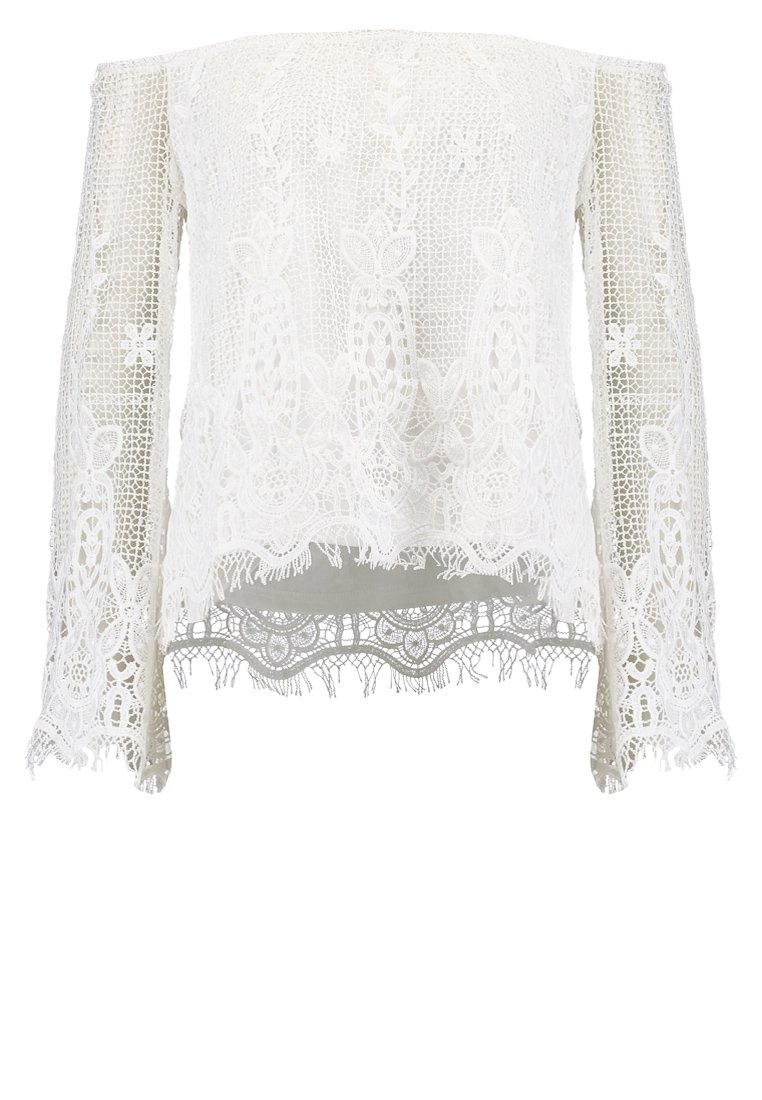 Top bianco in pizzo off-the-shoulder con maniche lunghe, caratterizzato da motivi floreali e un orlo smerlato, che mette in risalto dettagli e texture intricati.