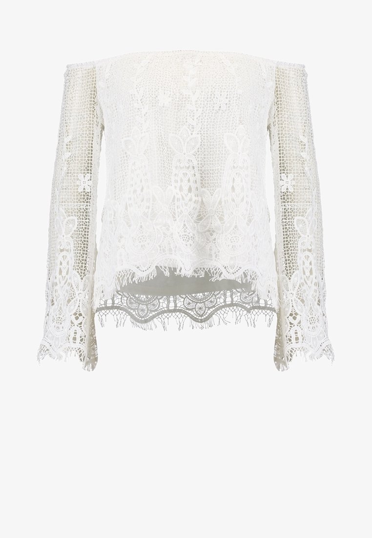 Top bianco in pizzo off-the-shoulder con maniche lunghe, caratterizzato da motivi floreali e un orlo smerlato, che mette in risalto dettagli e texture intricati.