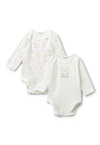 Due body baby a maniche lunghe bianchi, uno con un motivo di faccine di coniglio, l'altro con un'unica faccina di coniglio e il testo "Benetton".