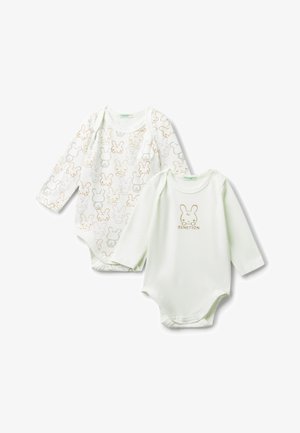 Dos bodies blancos de manga larga para bebé, uno con un patrón de caras de conejito y el otro con una sola cara de conejito y el texto "Benetton".